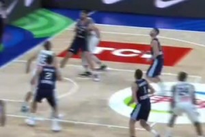 一招一式都让我们想到你！名场面：FIBA赛场左手科比杰弗森！